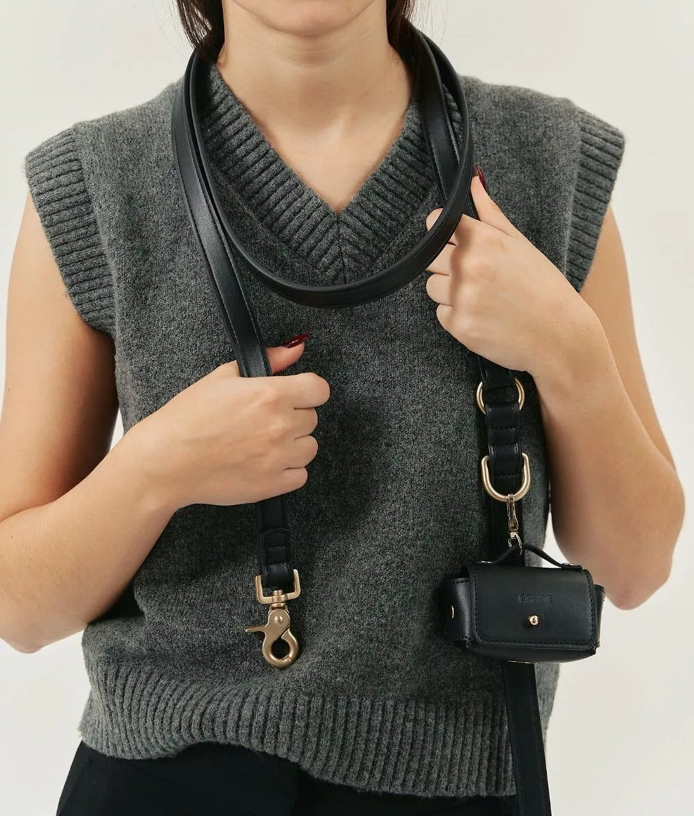 Laisse chien noire bandoulière avec distributeur sachets et anneaux métal doré - Système mains libres crossbody élégant