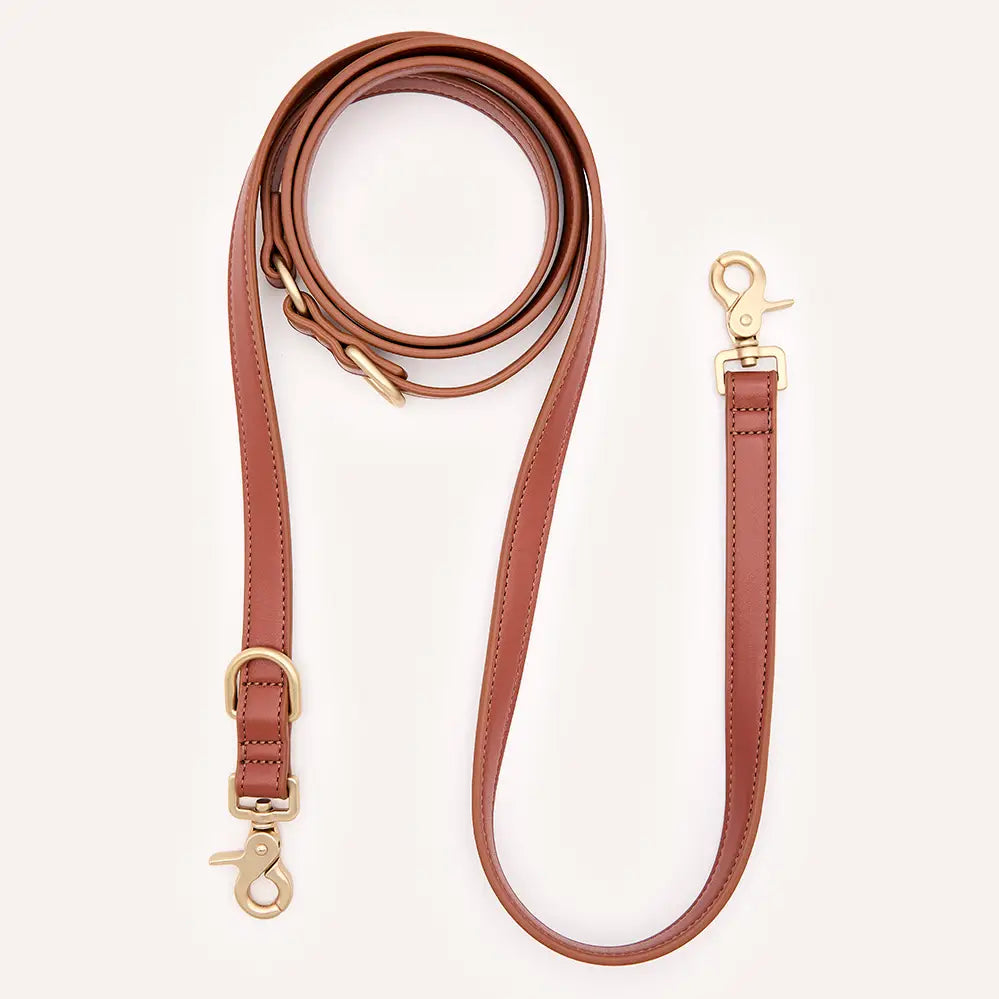 Laisse mains libres bandoulière cuir végan marron/cognac avec mousquetons dorés - Accessoire multiposition premium - CasualPets