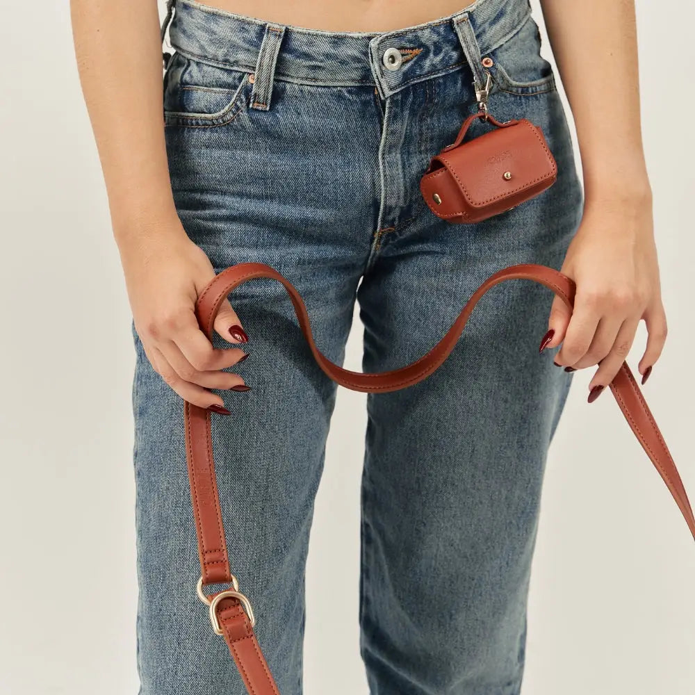 Laisse chien cuir végan marron cognac avec porte sac à déjections amovible - Accessoire urbain élégant - CasualPets